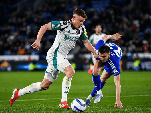 Newcastle vyhrál tři zápasy v řadě a předčil Manchester City s 56 body